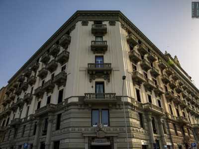 L�edificio, di colore bianco e grigio, occupa un intero isolato compreso tra il lungomare, piazza Armando Diaz, via Abbrescia e largo Adua